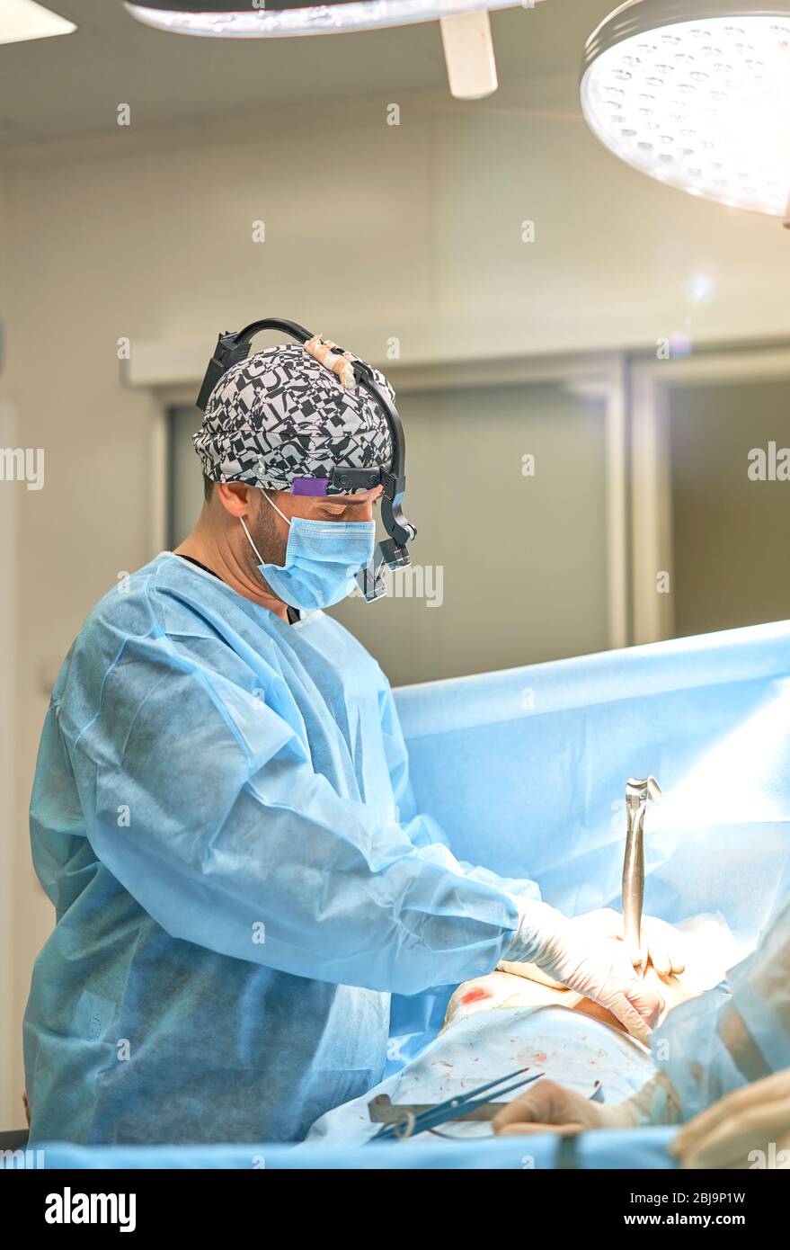 Doctor in brain surgery hi-res stock photography and images - Alamy