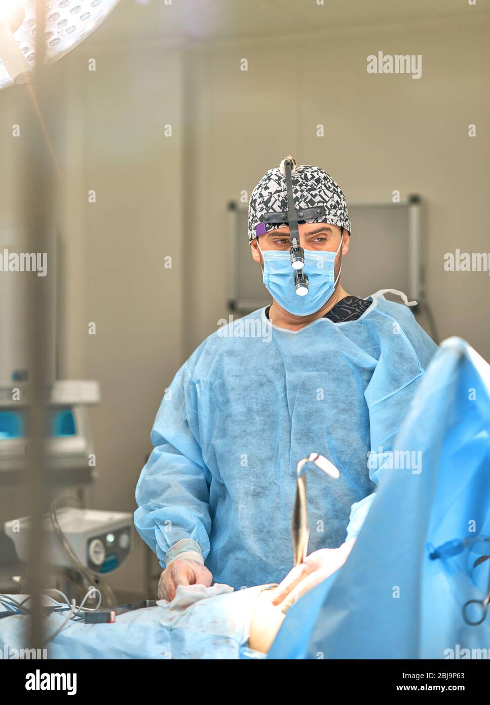 doctor performs plastic surgery Stock Photo Alamy