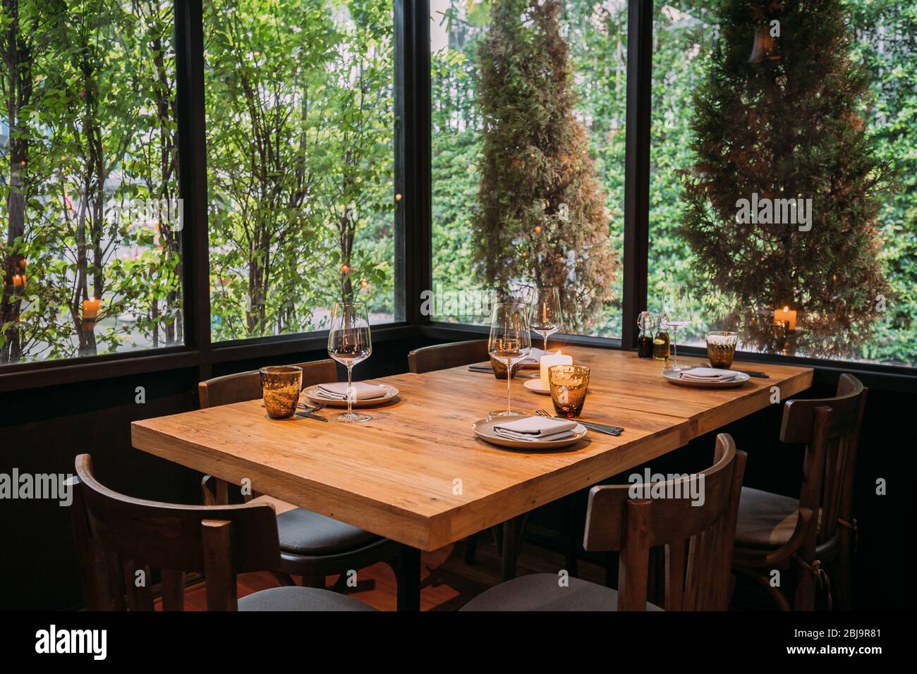 Base de rangement en céramique blanche avec de la vaisselle dans la cuisine  Photo Stock - Alamy