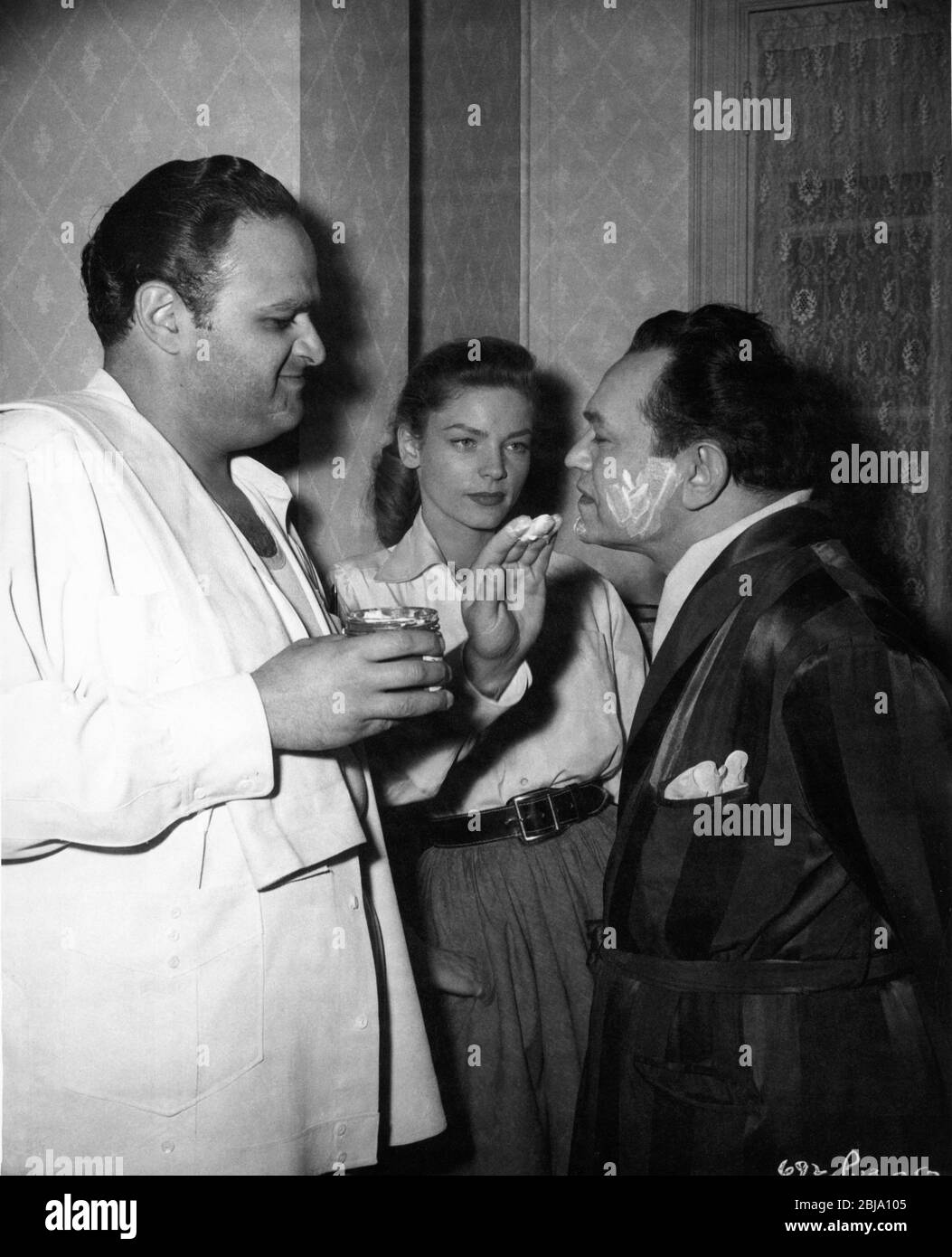 Humphrey bogart lauren bacall key largo Black and White Stock Photos ...