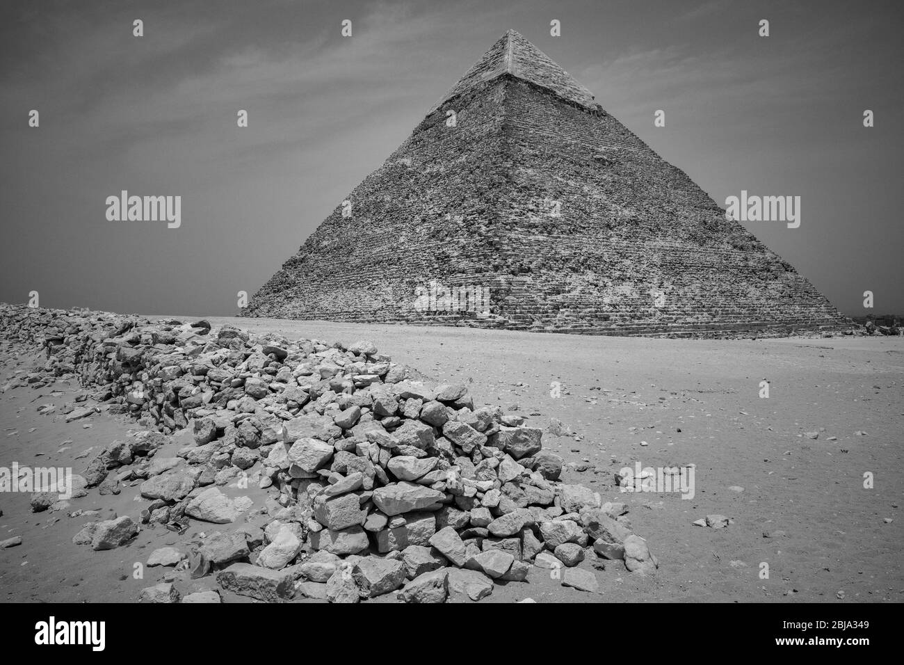 The Pyramid of Khafre (Pyramid of Chephren), the second-tallest of the Ancient Egyptian Pyramids of Giza in Giza Plateau in Cairo, Egypt Stock Photo