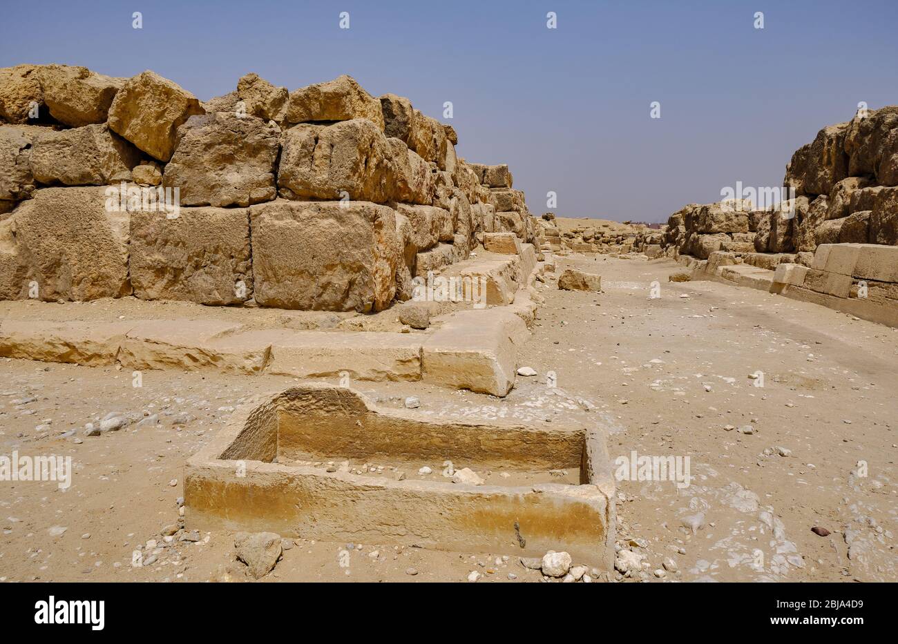 Ancient tomb remains at the Giza Plateau and the Giza pyramid complex ...