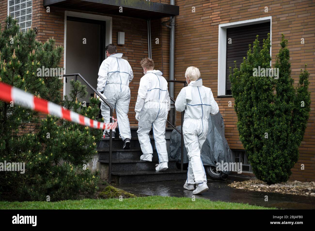 Gelsenkirchen, Germany. 29th Apr, 2020. Police investigators entering a crime scene. A police officer was killed this morning during a SEK operation in Gelsenkirchen. When the officers were about to make a house search on a suspect in a drug investigation, the suspect is said to have fired shots at the SEK officers. One of them hit the SEK policeman. Credit: Bernd Thissen/dpa/Alamy Live News Stock Photo