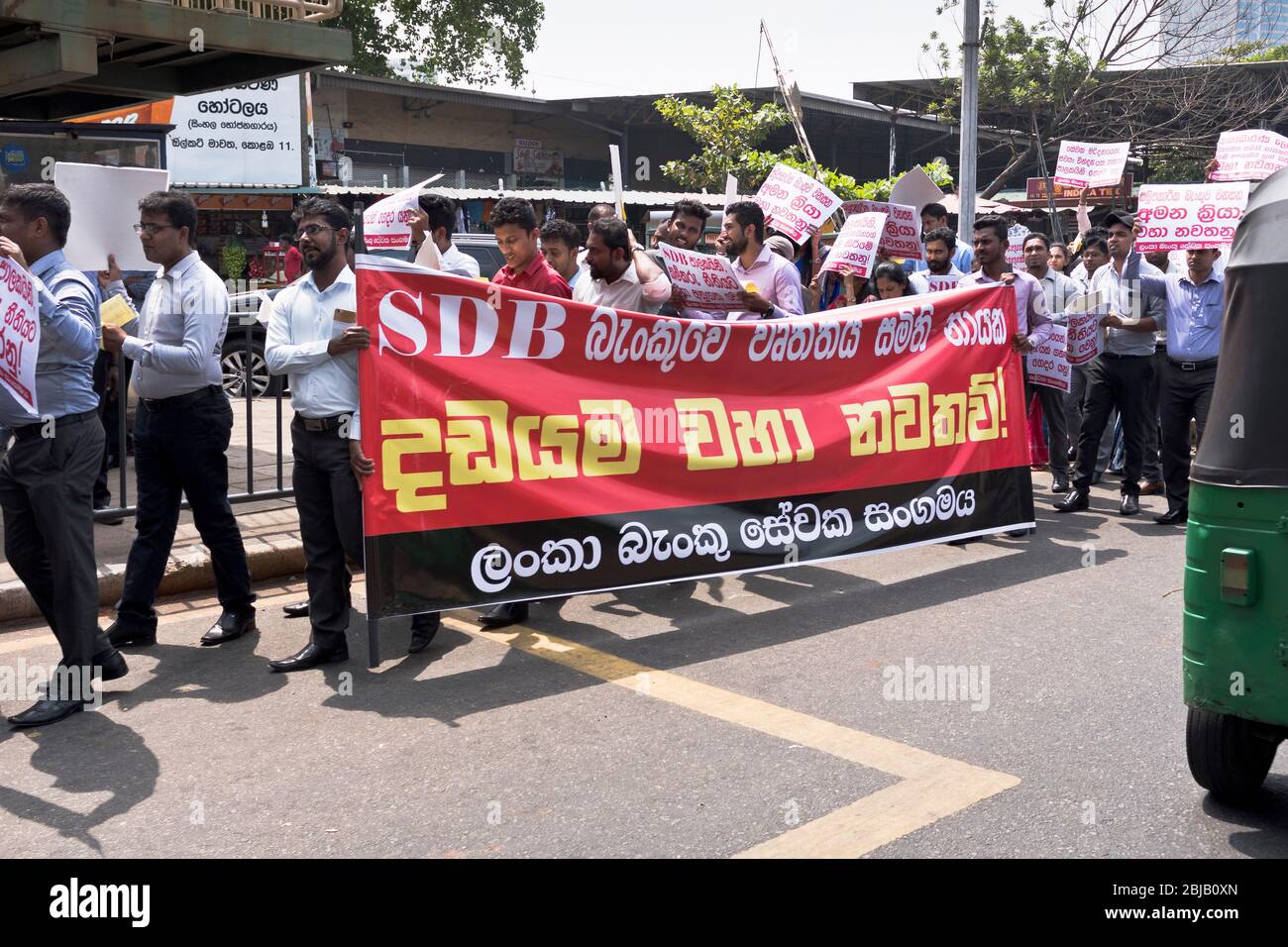 dh  COLOMBO SRI LANKA Sri Lankan University lecturers demonstration march crowd protest Stock Photo