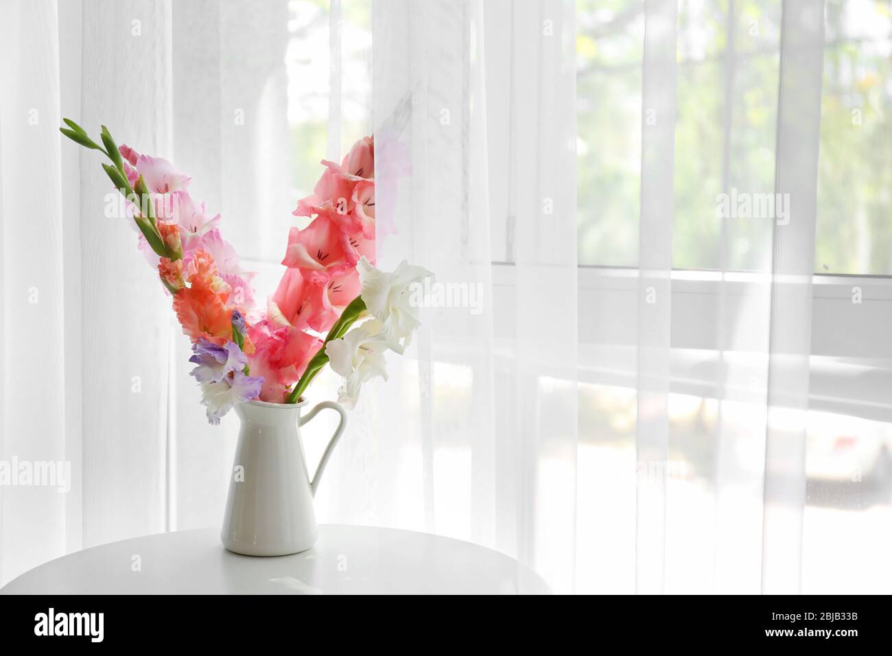 Vase white gladiolus flowers hi-res stock photography and images - Alamy