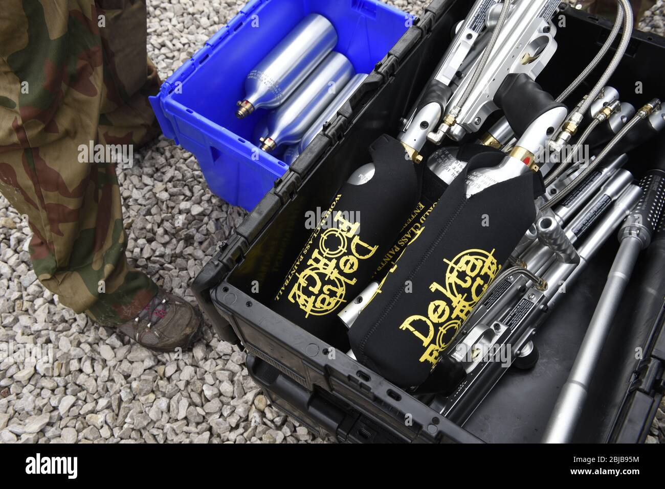 Paintball loading hires stock photography and images Alamy