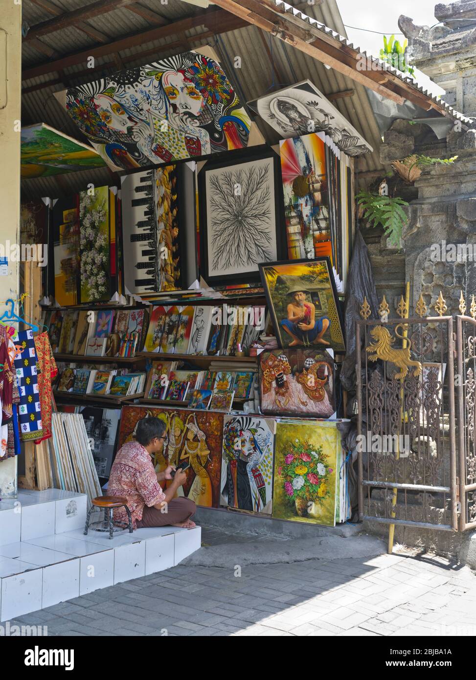 dh Pasar Seni Guwang Sukawati BALI INDONESIA Balinese shop Art market stall holder picture paintings far east craft Stock Photo