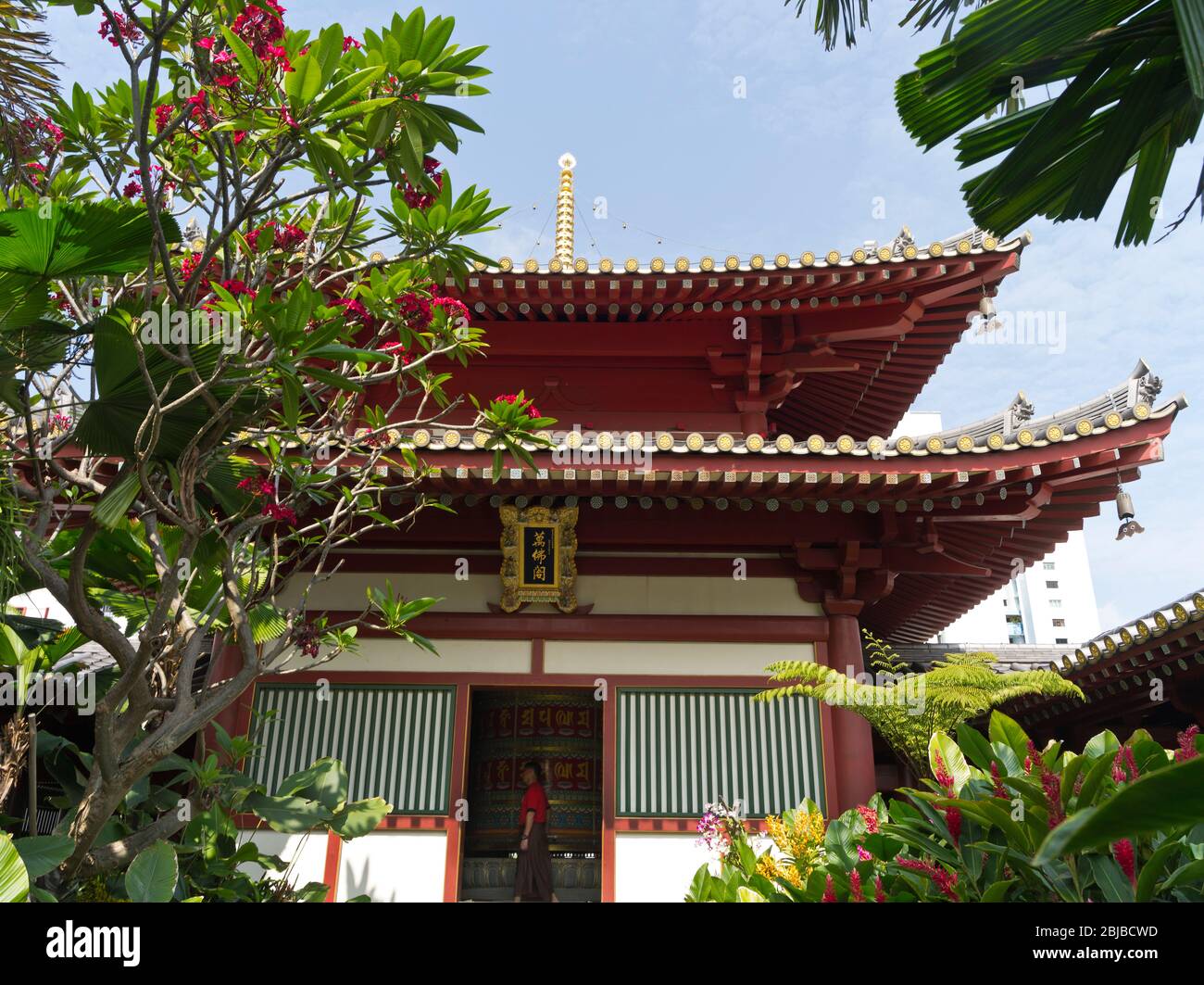 dh Buddha Tooth Relic Temple CHINATOWN SINGAPORE Buddhist temples museum roof garden housing prayer wheel buddhism rooftop city gardens Stock Photo