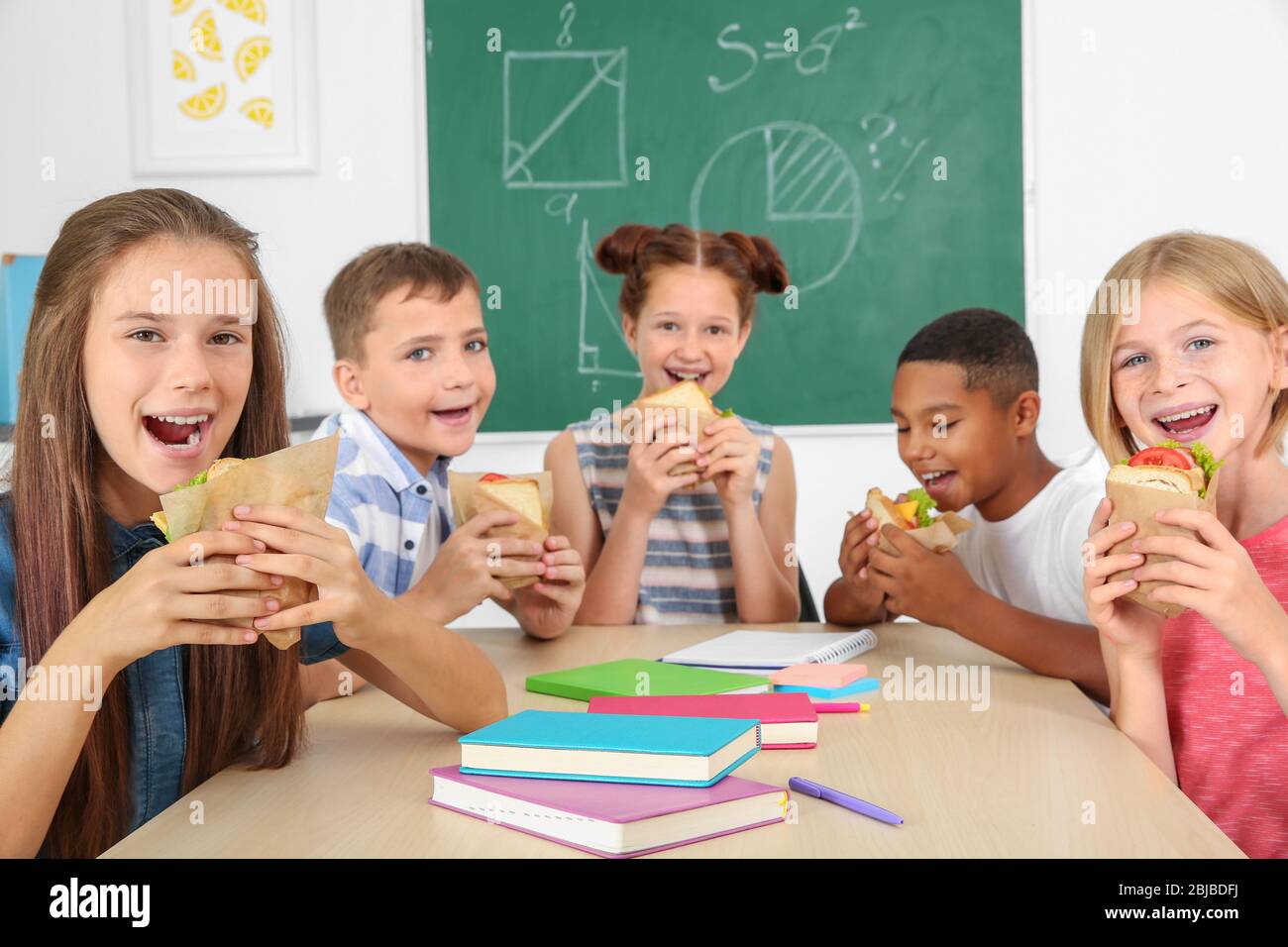 https://c8.alamy.com/comp/2BJBDFJ/schoolchildren-having-lunch-in-classroom-2BJBDFJ.jpg