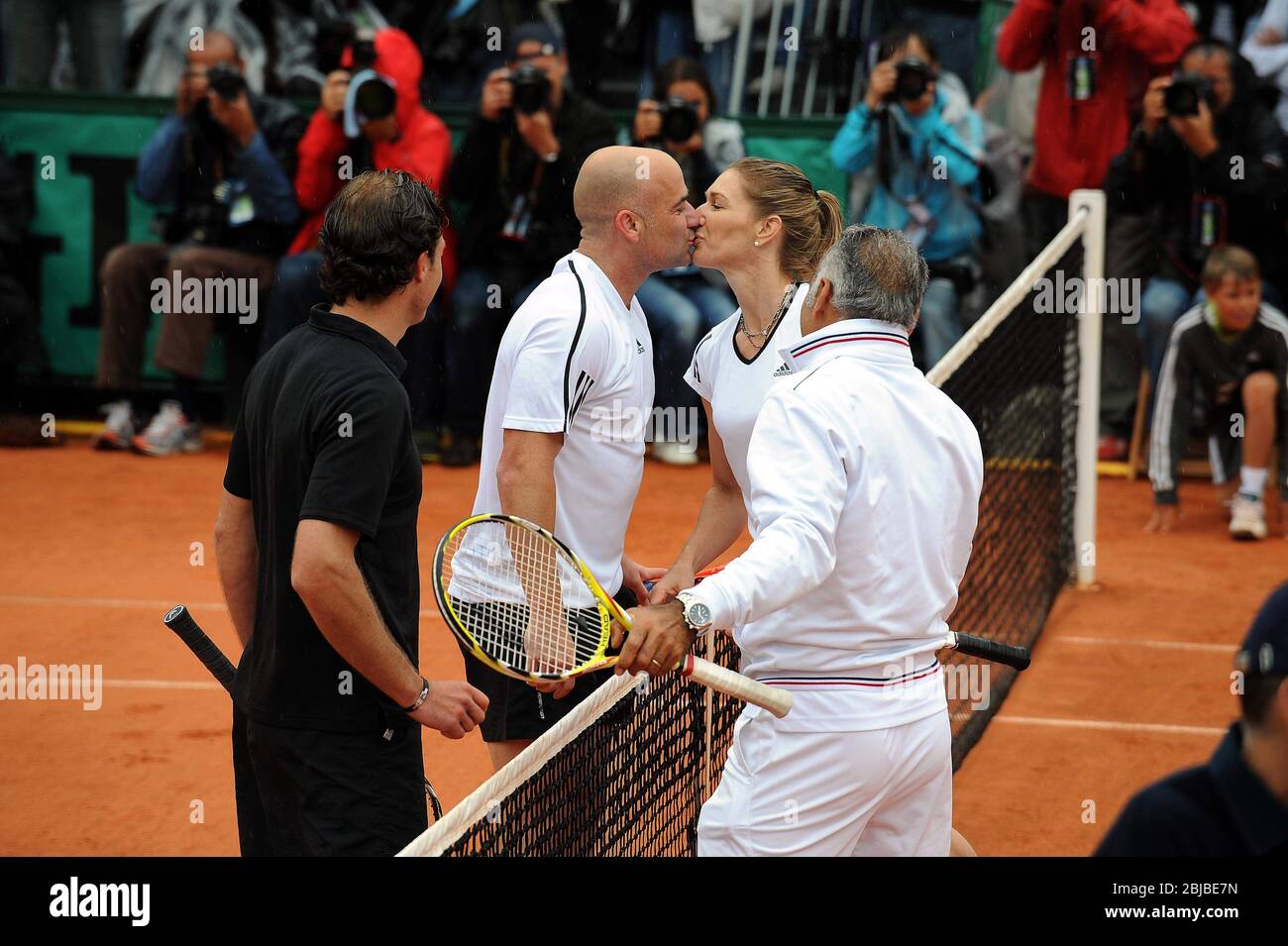 Paris, Frankreich. 06th June, 2009. firo Tennis, French Open Roland GARROS, Paris: 06.06.2009 women, women, Andre AGASSI and Steffi GRAF, kiss, kiss, kiss Copyright by firo sportphoto: Credit: icon sport, only for use in GERMANY !!! Our general terms and conditions apply, which can be viewed at www.firosportphoto.de Pfefferackerstr. 2a 45894 G elsenkirchen www.firosportphoto.de mail@firosportphoto.de (V olksbank B ochum W itten) BLZ .: 430 601 29 Ct.No .: 341 117 100 Tel: 0209 - 9304402 Fax: 0209 - 9304443 | usage worldwide/dpa/Alamy Live News Stock Photo