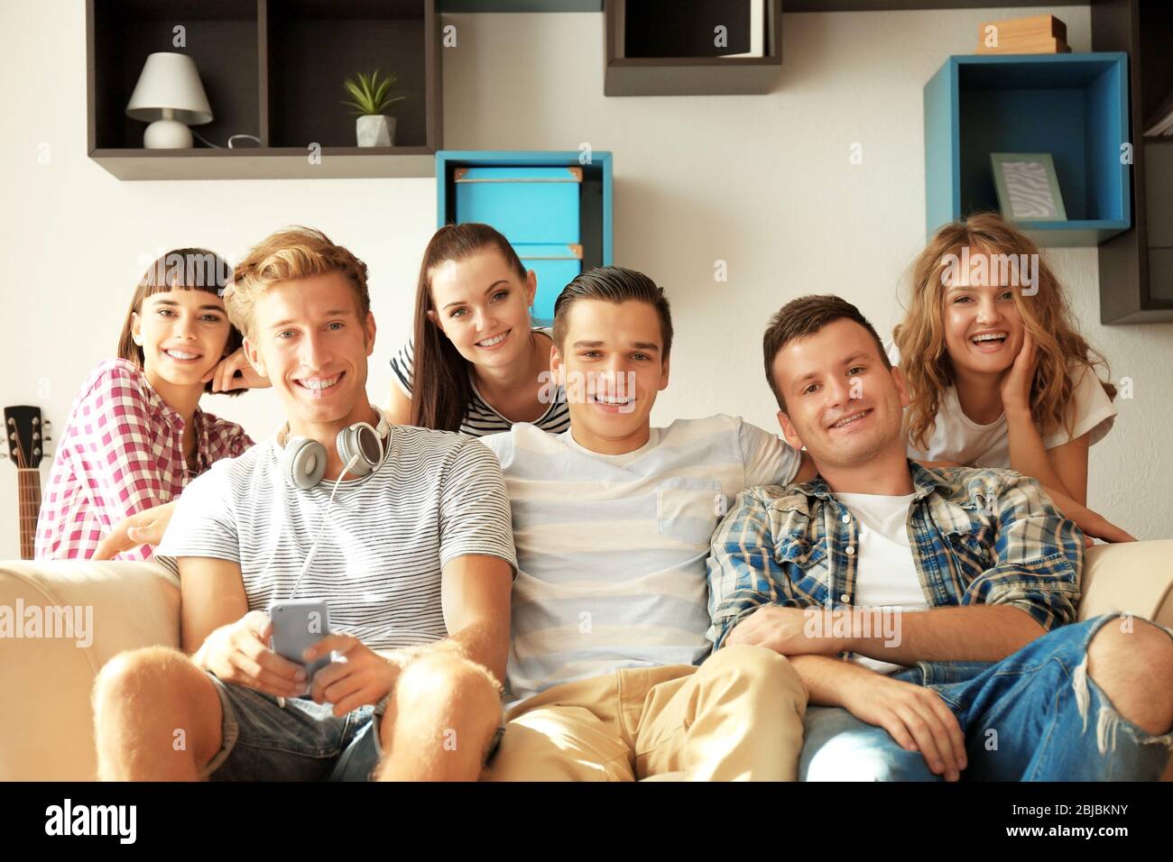 Group teenagers sitting on couch hi-res stock photography and images ...