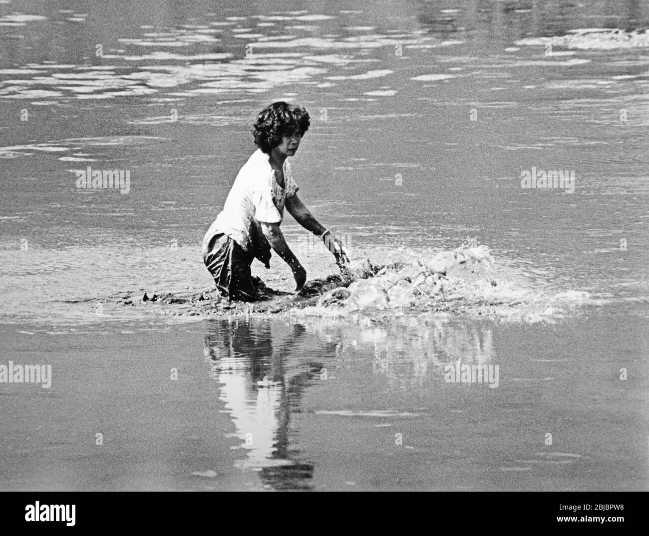 Hong Kong October 1986 Pond fishing farm, Kai Kuk Shue Ha in the New Territories. The picture is is part of a collection of photographs taken in Hong Kong between September and November, 1986. They represent a snapshot of Daily Life in the Crown Colony eleven years before sovereignty was transferred back to mainland China. Photograph by Howard Walker / Alamy. Stock Photo