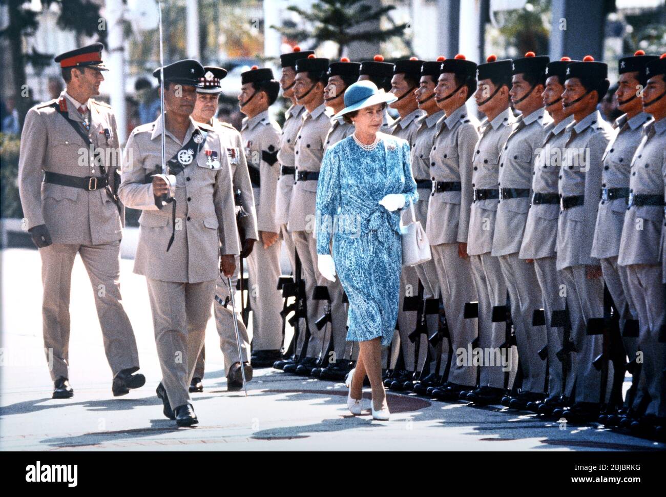 Hong Kong October 1986 The Queen inspects a guard of Gurka soldiers as ...