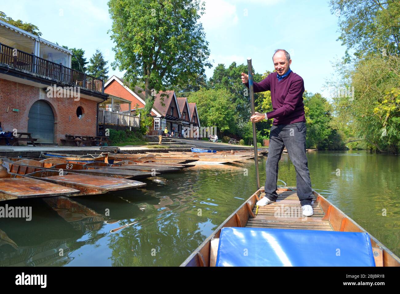 Man punting on the River Thames in Oxford, Oxfordshire, UK Stock Photo