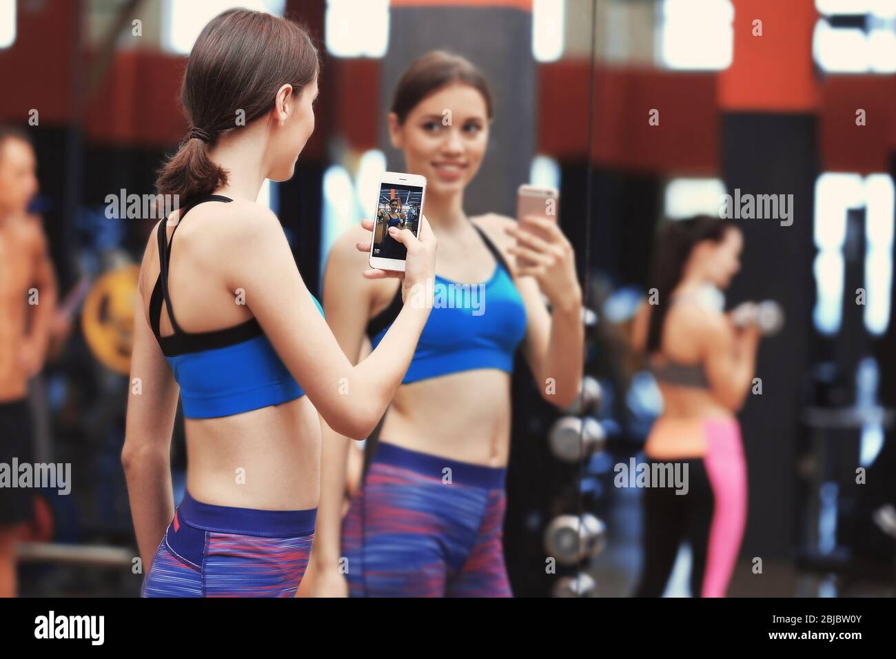 meninas faz selfie dentro a espelho. amigos ou irmãs. mulheres levando  cenário foto do ela mesma em Smartphone. moda, social meios de comunicação  conceito. plano esboço estilo. vetor ilustração 27505030 Vetor no