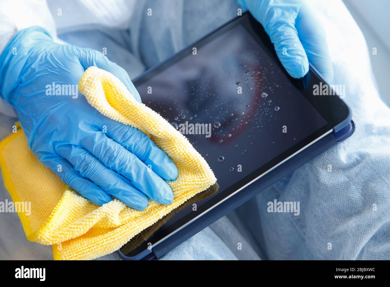 Disinfection phone screen is wiped, removes coronavirus microbes with