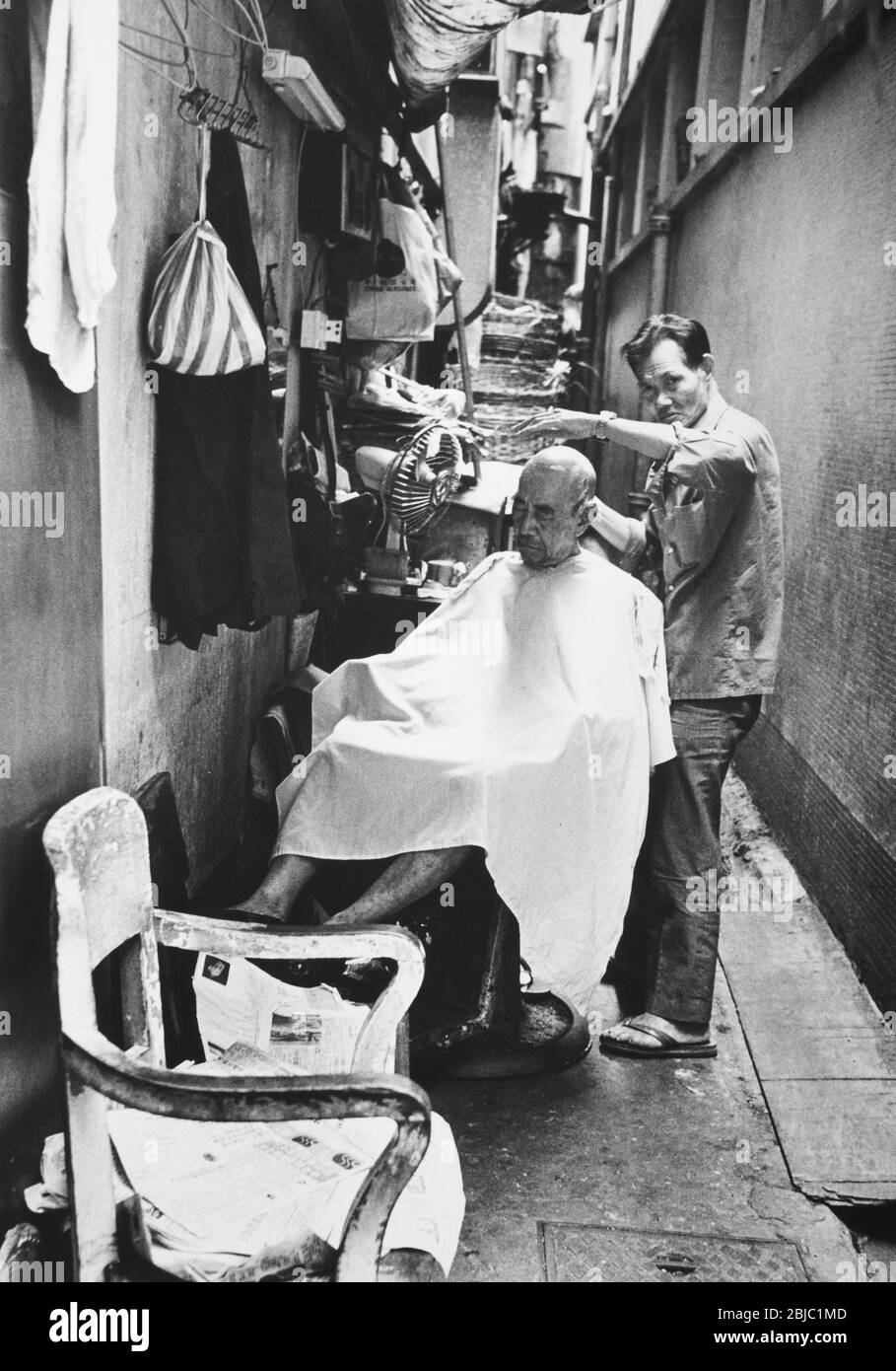 Hong Kong October 1986 Men’s hairdresser in Des Voeux Road, in the Central district of Hong Kong. The picture is is part of a collection of photographs taken in Hong Kong between September and November, 1986. They represent a snapshot of Daily Life in the Crown Colony eleven years before sovereignty was transferred back to mainland China. Photograph by Howard Walker / Alamy. Stock Photo