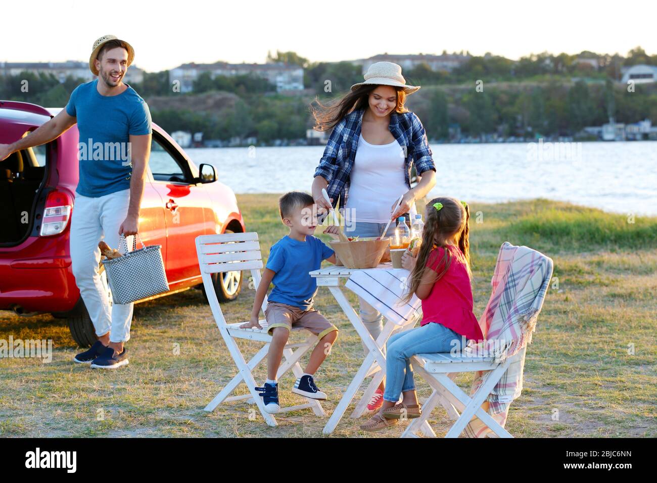 Riverside picnic table hi-res stock photography and images - Alamy