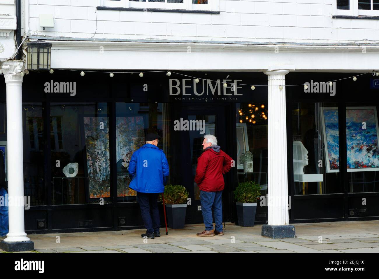 Elderly people art gallery hi-res stock photography and images - Alamy