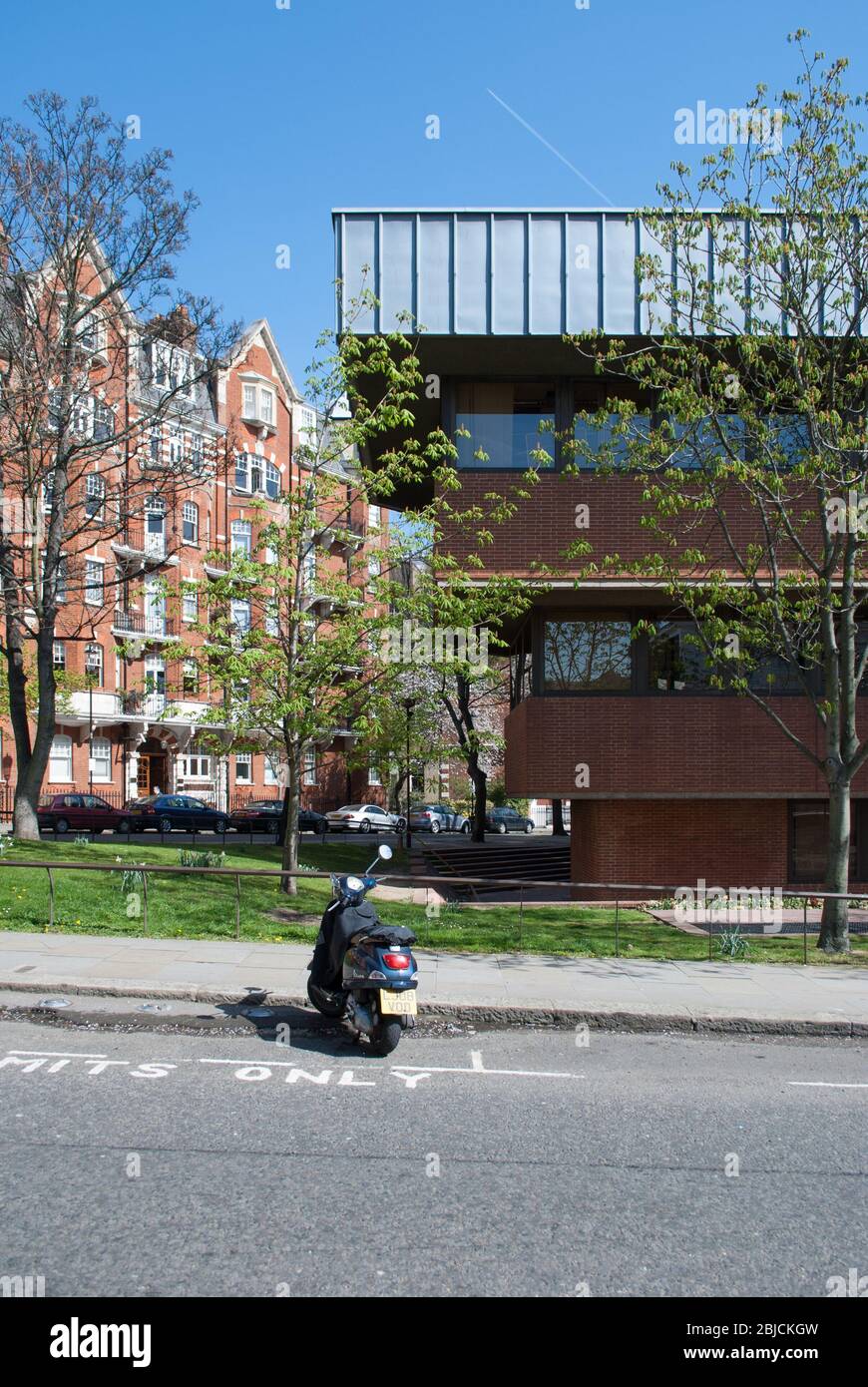 Red Brick Brutalism Brutalist Architecture Council Municipal Kensington Chelsea Town Hall, Hornton Street, Kensington, London W8 by Sir Basil Spence Stock Photo