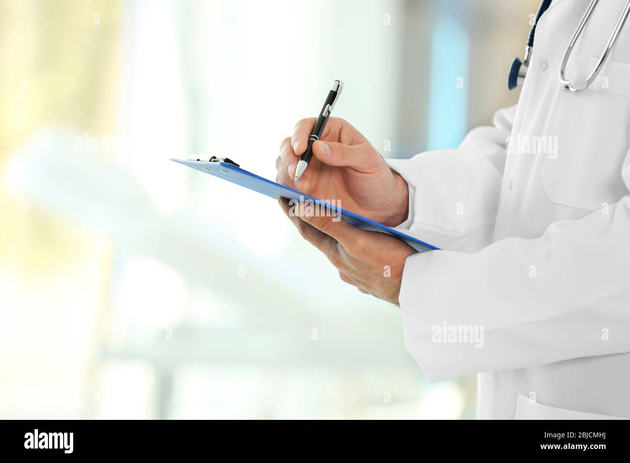 Hospital hands doctor clipboard hi-res stock photography and images - Alamy