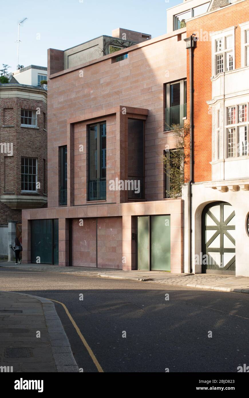 House Red Limestone Windows Details Frontage Elevation The Red House, Tite Street, Chelsea, London, SW3 by Tony Fretton Architects Stock Photo - Alamy