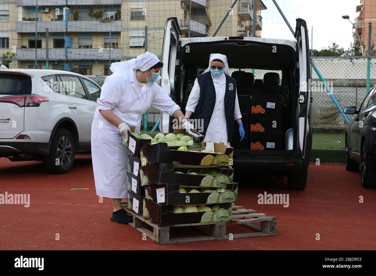 https www alamy com rome coronavirus emergency in the photo of the nuns who loads vegetables and vegetables in the lodovico pavoni family home center all the goods that remain unsold from the great distribution is donated to the center which gives it to charities throughout rome and convents alberto lo biancofotogramma rome 2020 04 29 ps la foto e utilizzabile nel rispetto del contesto in cui e stata scattata e senza intento diffamatorio del decoro delle persone rappresentate image355565311 html