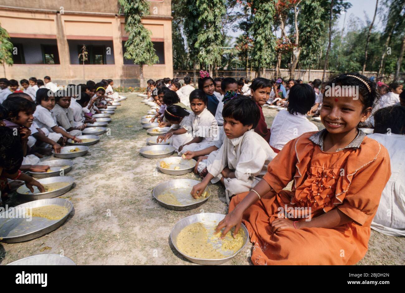 INDIA Sundarbans, free school lunch for children in village school of Ramakrishna Ashram/ INDIEN Sundarbans, kostenlose Schulspeisung fuer Kinder in Schule der Ramakrishna Mission Stock Photo