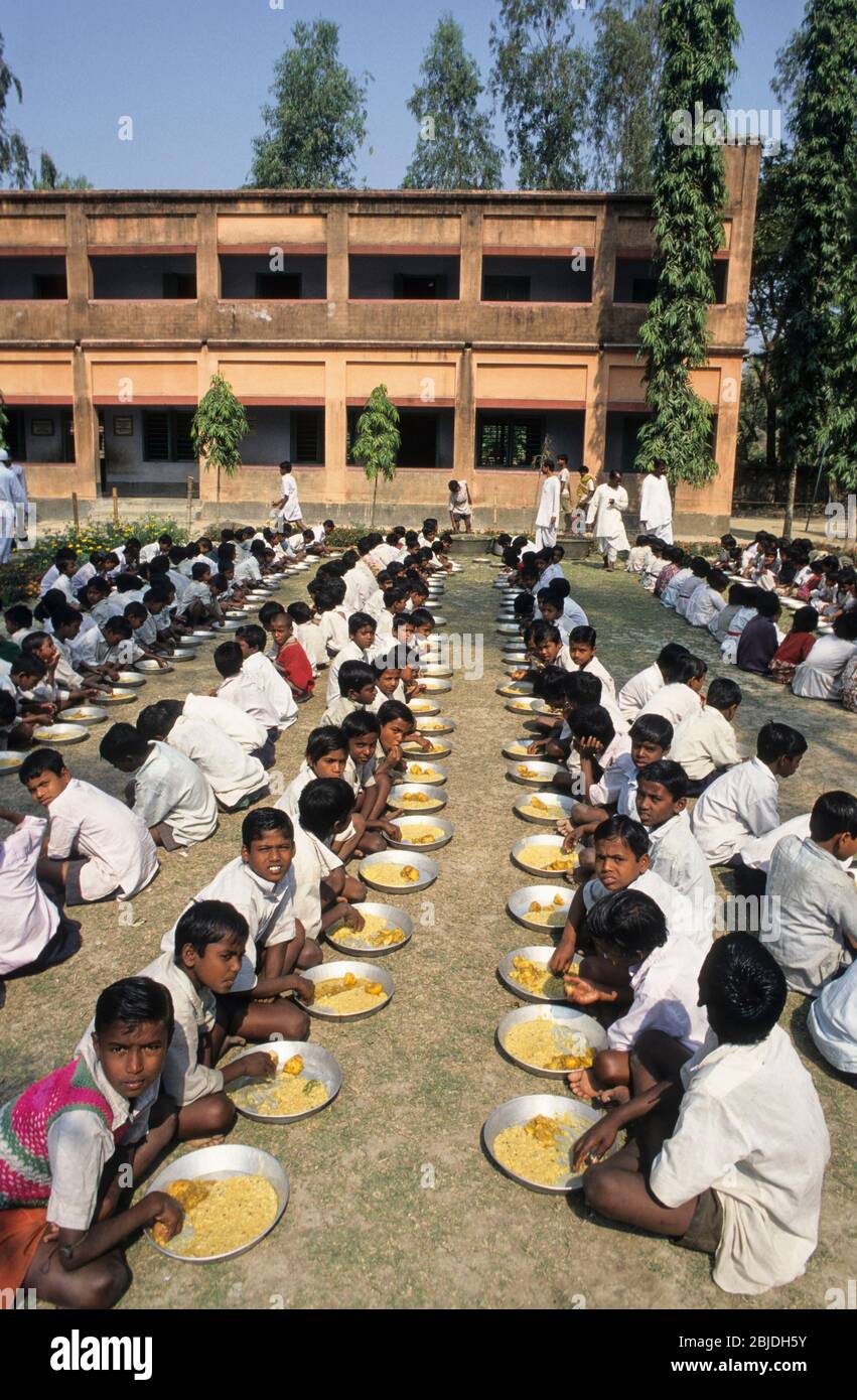 INDIA Sundarbans, free school lunch for children in village school of Ramakrishna Ashram/ INDIEN Sundarbans, kostenlose Schulspeisung fuer Kinder in Schule der Ramakrishna Mission Stock Photo