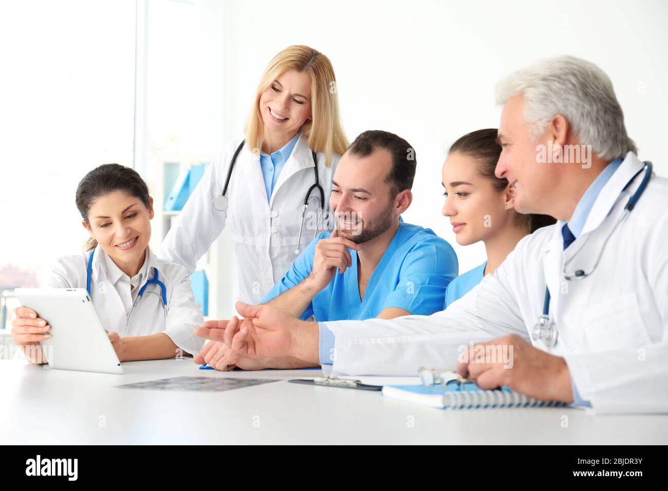 Team group doctors tablet pc hi-res stock photography and images - Alamy