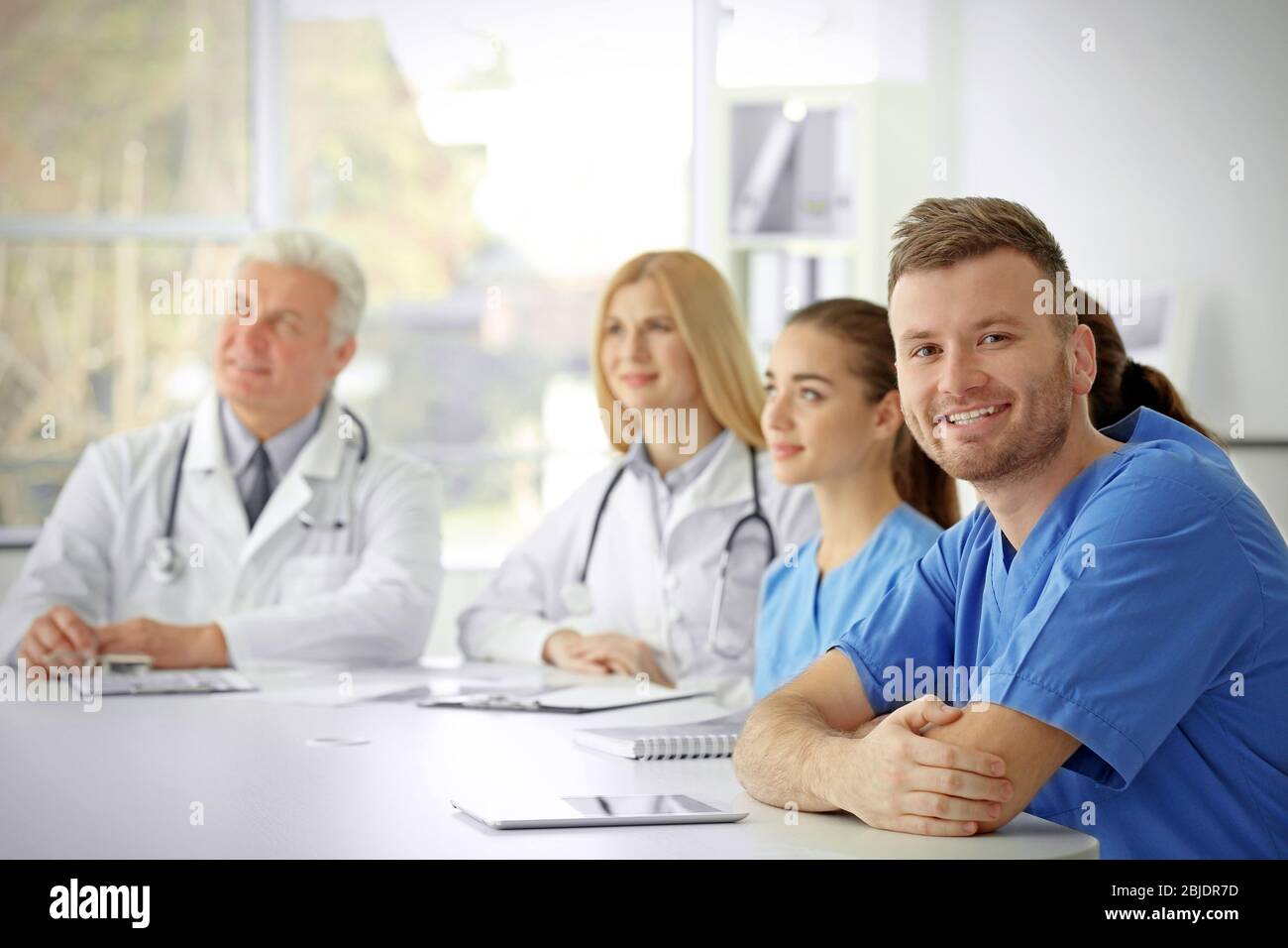 Team group doctors tablet pc hi-res stock photography and images - Alamy