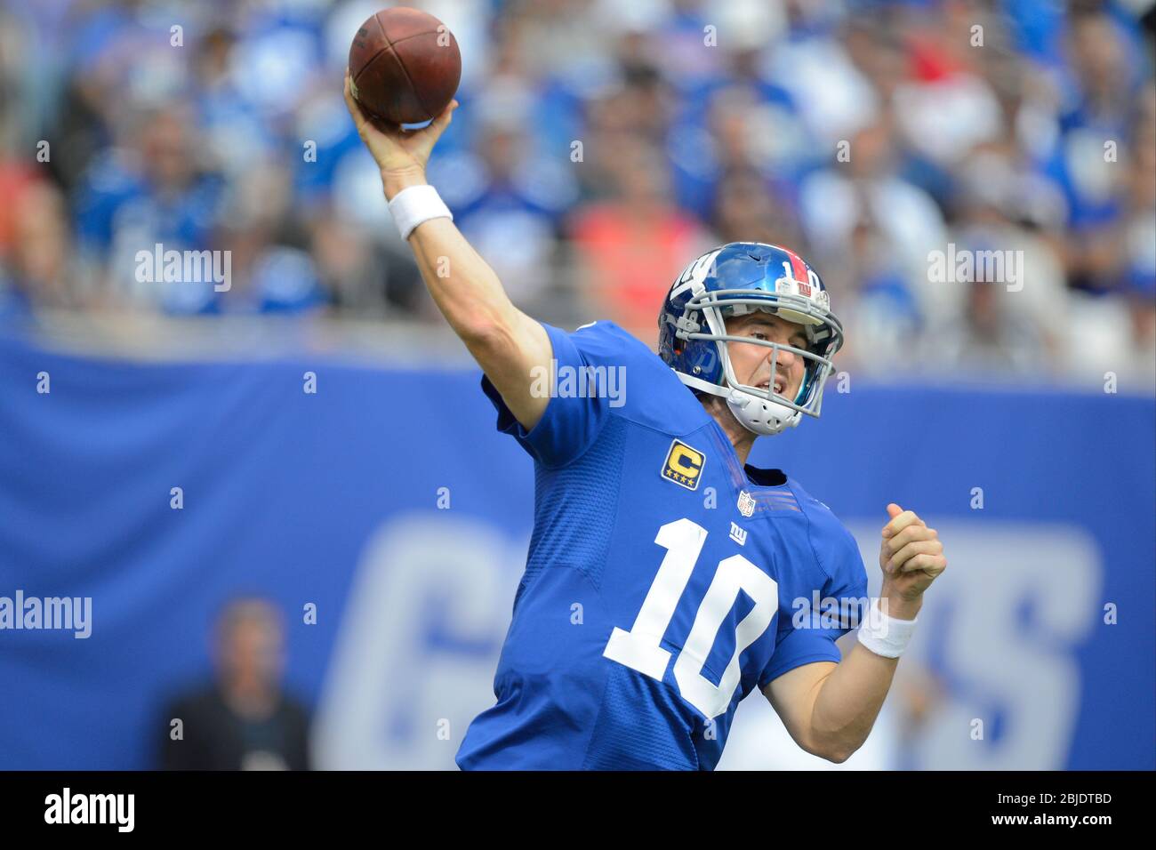 16 September 2012: New York Giants quarterback Eli Manning (10) throws a pass during a week 2 NFL NFC matchup between the Tampa Bay Buccaneers and New Stock Photo