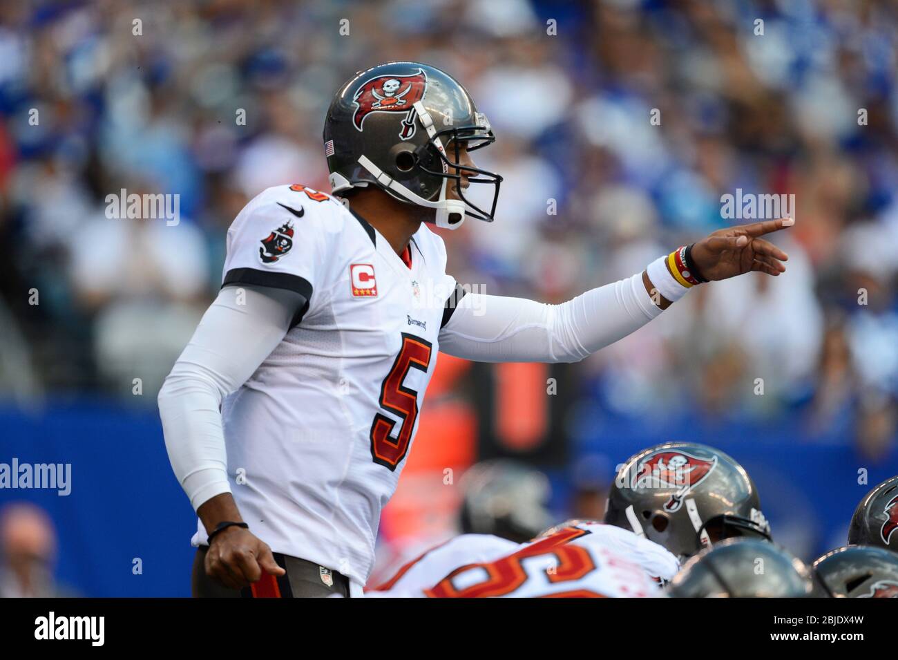 LONDON, GREAT BRITAIN - OCTOBER 23 QB Josh Freeman (#05 Tampa Bay Buccaneers)  passes the ball during the NFL International game Stock Photo - Alamy