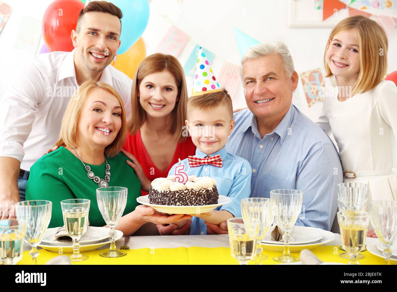 С днем рождения в кругу семьи. Семейный праздник день рождения. С праздником семьи. С праздником семьи. Празднование дня рождения в семье.