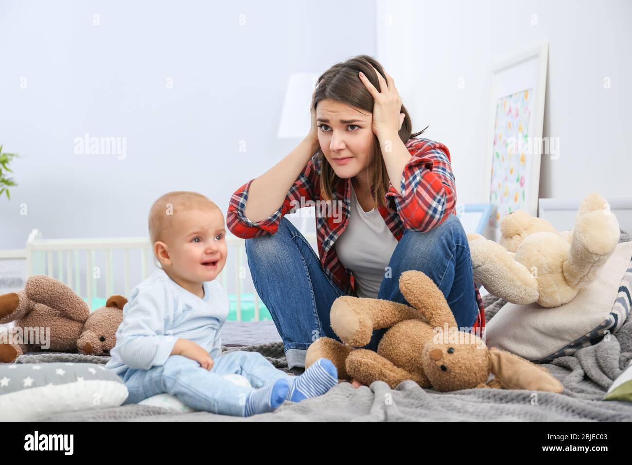 женщина с детьми живет. мама с ребёнком на руках. мама с дочкой идут за руку. женщина с ребенком. домохозяйка с детьми.