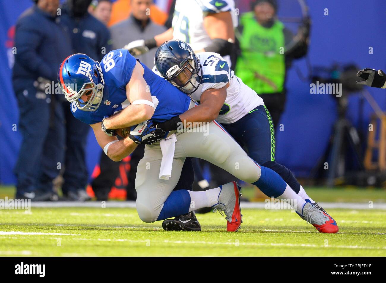 December 15, 2013: Seattle Seahawks outside linebacker Malcolm Smith (53)  tackles New York Giants tight end Bear Pascoe (86) during the first half of  Stock Photo - Alamy