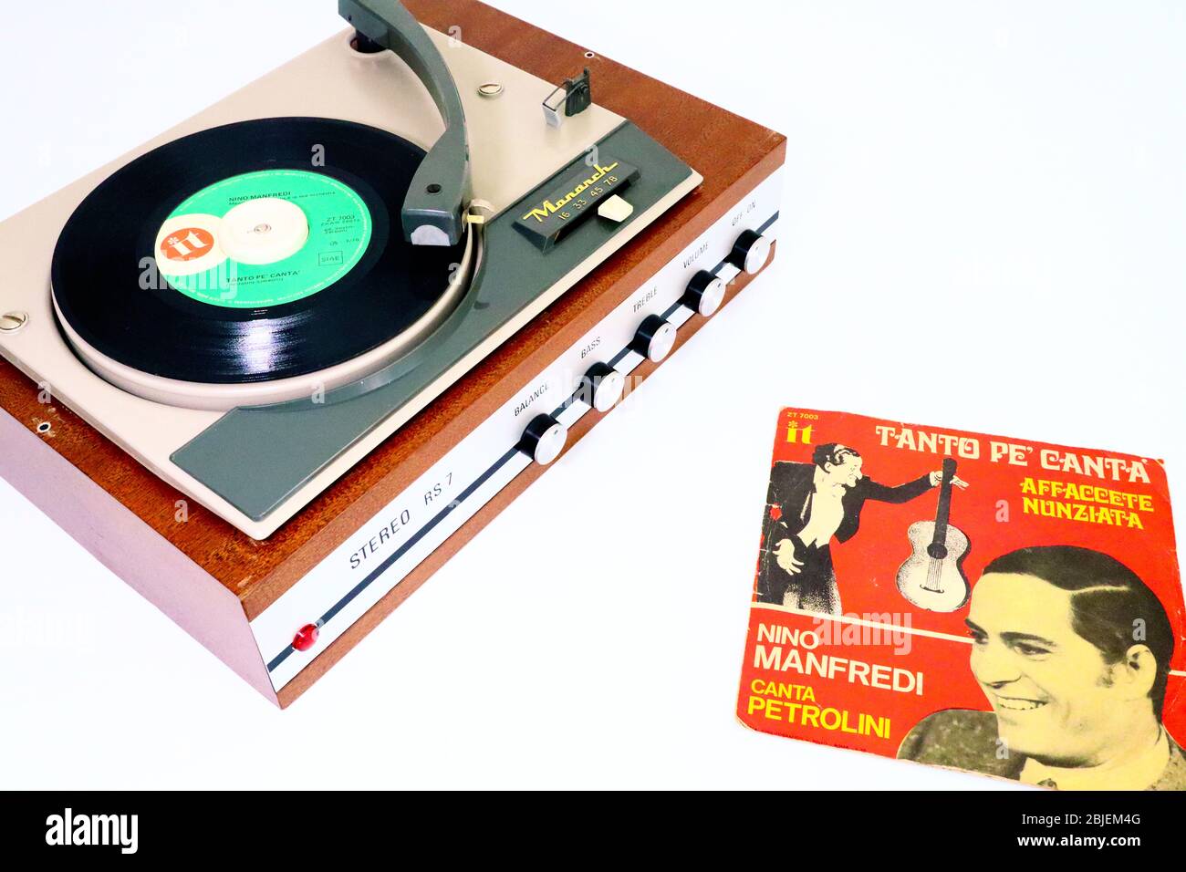 NINO MANFREDI, Tanto pe' Canta' and Affaccete Nunziata, 1970 Vinyl Record on 1966 MONARCH Record Player Stock Photo