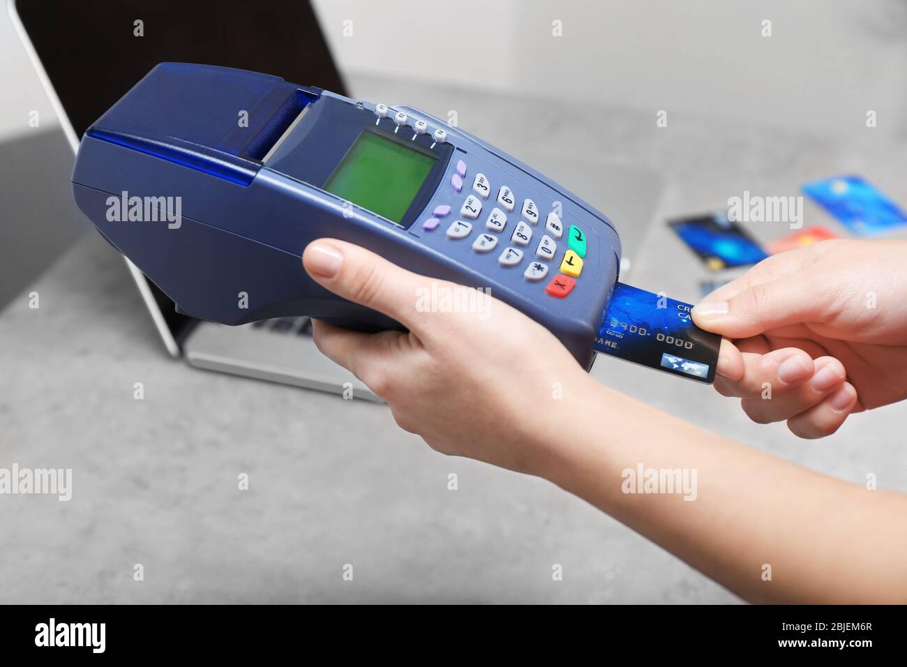 Hands using bank terminal for credit card payment Stock Photo - Alamy