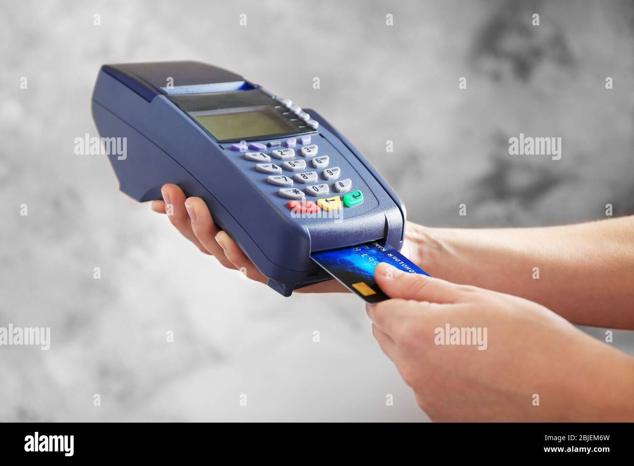 Hands using bank terminal for credit card payment Stock Photo - Alamy