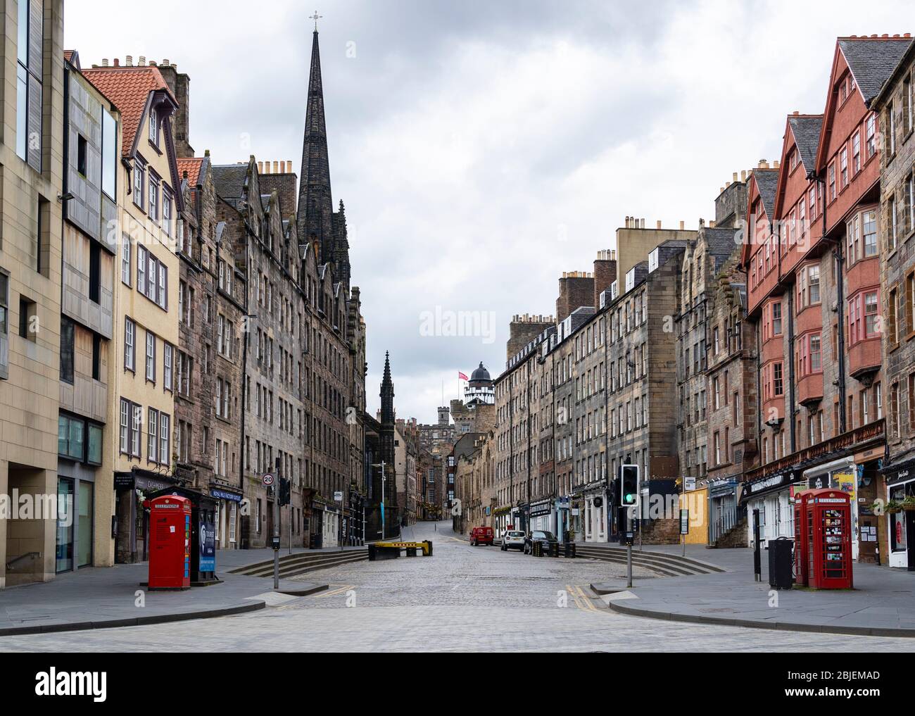 Edinburgh, Scotland, UK. 29 April 2020. Views of Edinburgh Old Town as coronavirus lockdown continues in Scotland. Streets remain deserted and shops and restaurants closed and many boarded up. Scottish Government now recommends public to wear face masks. A deserted Royal Mile at Lawnmarket. Stock Photo