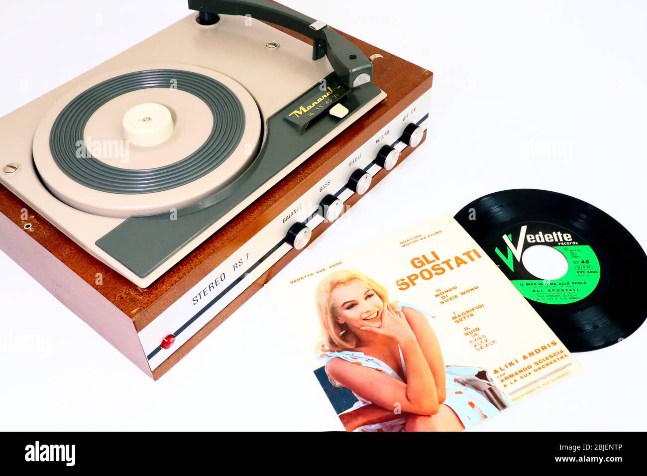 MARILYN MONROE, THE MISFITS 1961 Movie Soundtrack EP Vinyl Record, VEDETTE Italian Label on MONARCH Record Player Stock Photo