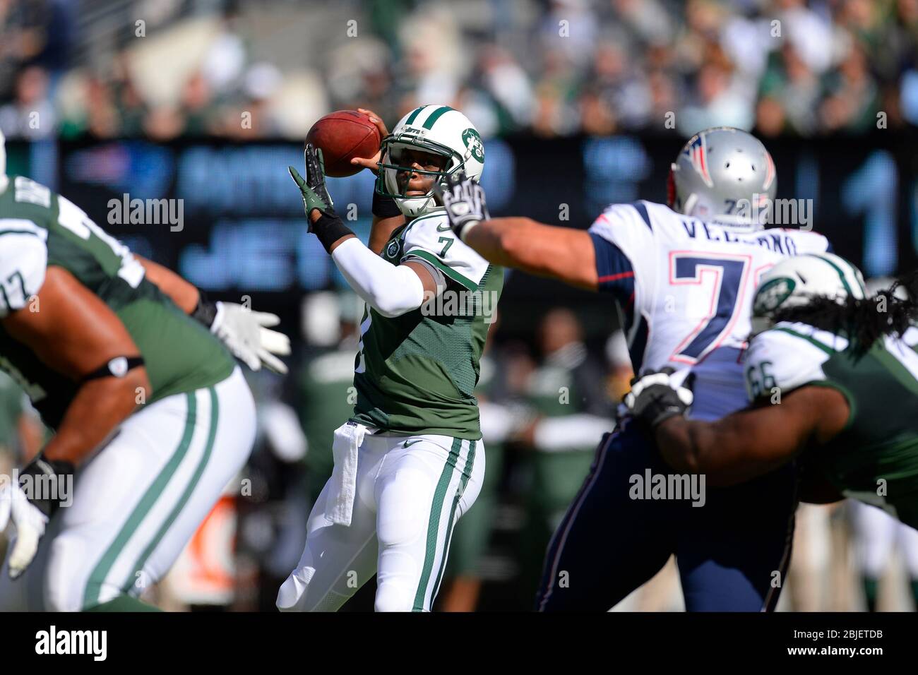 October 20, 2013: New York Jets quarterback Geno Smith (7) throws a pass during the first half of a week 7 AFC East matchup between the New England Pa Stock Photo