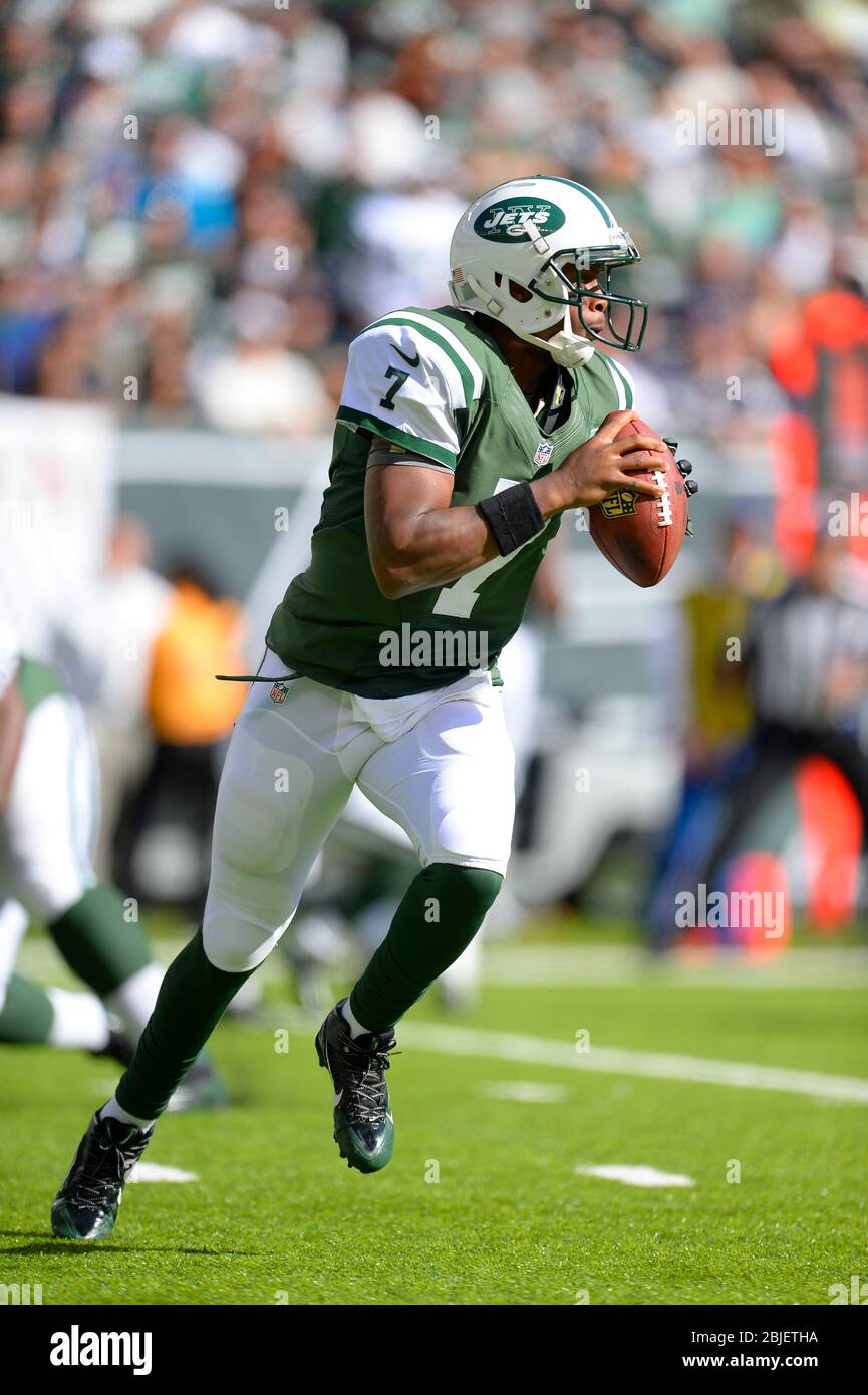 October 20, 2013: New York Jets quarterback Geno Smith (7) rolls out of the pocket looking to pass during the first half of a week 7 AFC East matchup Stock Photo