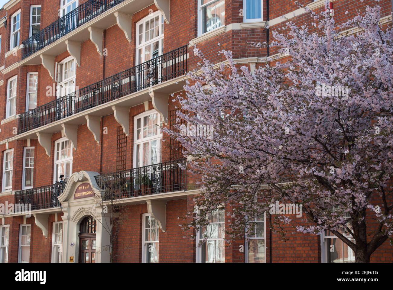 Red Brick Victorian Architecture Mansion Block Glyn Mansions, Hammersmith Road, Hammersmith, London W14 8XH Stock Photo
