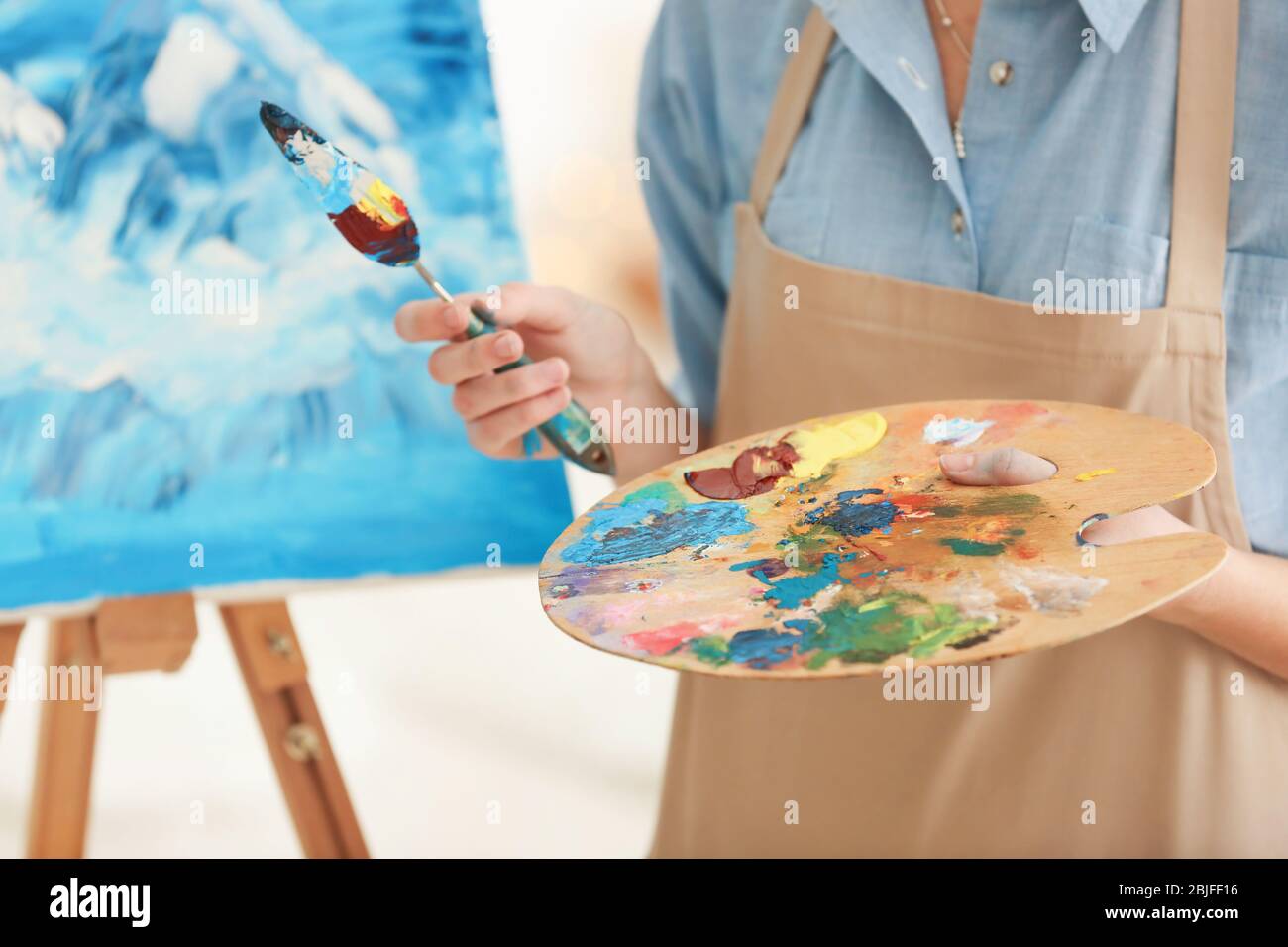 Female artist holding palette and spatula Stock Photo - Alamy