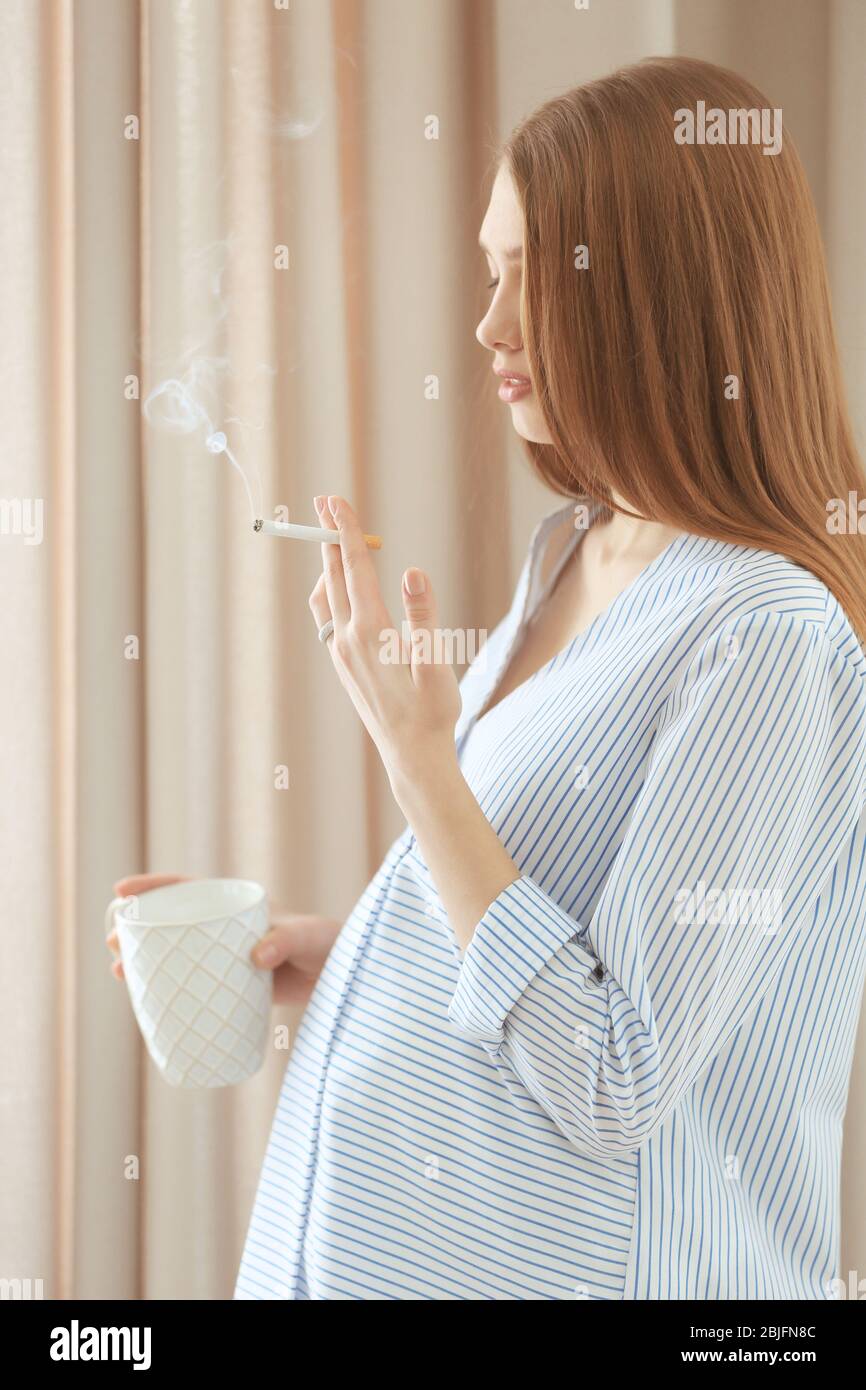Pregnant woman smoking drinking hires stock photography and images Alamy