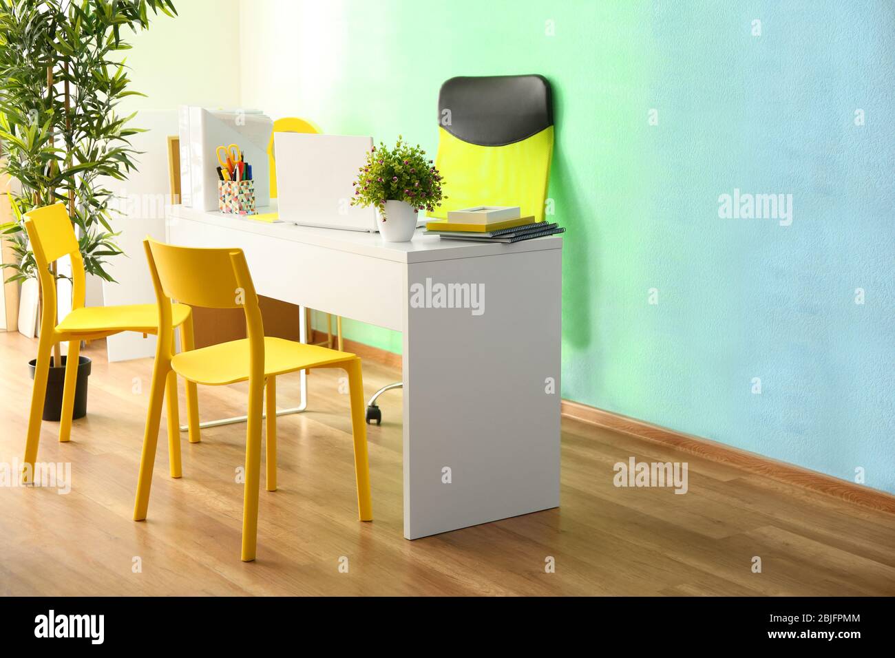 Travel agency interior hi-res stock photography and images - Alamy