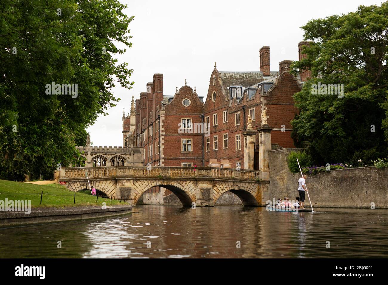 Punting on the Cam River by the Kitchen Bridge and the Bridge of Sighs at St John's College in Cambridge, England, United Kingdom. Stock Photo