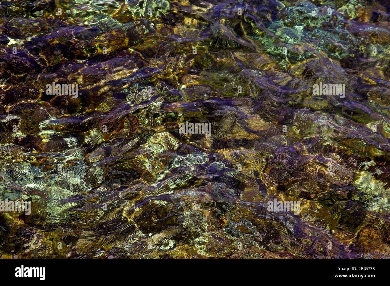 Texture Water Surface Shimmering With Colorful Reflections Wasseroberflache Schimmert Mit Bunten Reflexionen Kolorowe Refleksy Na Wodzie 在水面上的多彩思考 Stock Photo Alamy