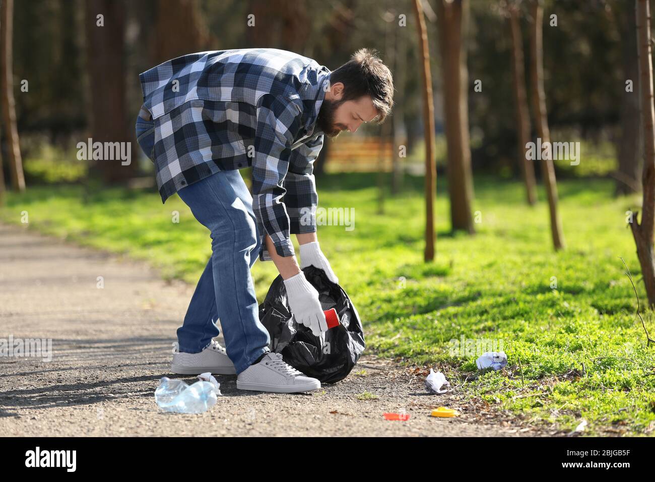 Picking up litter in the park hi-res stock photography and images - Alamy